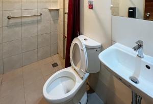 奥隆阿波RedDoorz @ Washington Guest House Olongapo的一间带卫生间和水槽的浴室