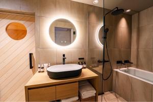 福冈脈 -MYAKU PRIVATE SAUNA-的浴室配有盥洗盆和浴缸。