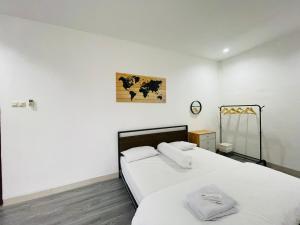 北干巴鲁Bagus house的卧室配有白色大床和白色枕头