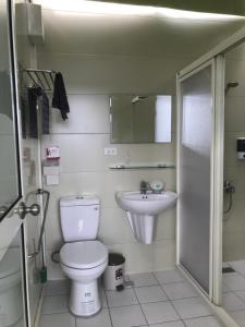 三义云庭兰园的一间带卫生间和水槽的浴室