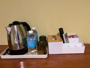 新山Rahmah Sojourn Center的咖啡壶和桌子上的茶壶
