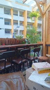 新竹Hsinchu Book&Bed的一间带桌椅的餐厅以及一座建筑