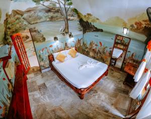 科隆椰子花园度假酒店的卧室墙上有绘画作品