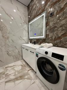 阿特劳Aportament in Abyroy Residence的一间带盥洗盆的浴室内的洗衣机
