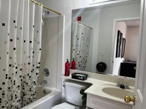 卡尔加里Hidden valley treehouse home!的浴室配有卫生间、盥洗盆和淋浴。