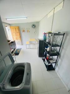 珍南海滩Simple2 Guesthouse的一间客房内配有洗衣机的房间