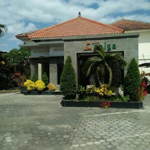 GondowulungCaniga Hotel Yogyakarta的前面有鲜花的商店