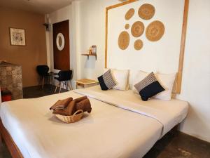 沙美岛明妮海景度假村 的酒店客房,配有一张带篮子的床