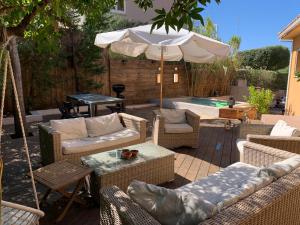 普罗普里亚诺胡德尔莫尼住宿酒店的一个带椅子和遮阳伞的庭院和一个游泳池