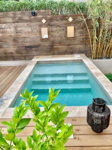 普罗普里亚诺胡德尔莫尼住宿酒店的后院的游泳池,带有木栅栏