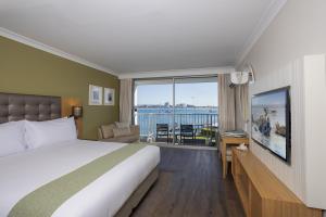 黄金海岸Sea World Resort的酒店客房配有一张床,享有水景