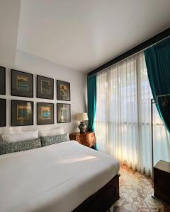 清迈雅丽特内芒住宿加早餐旅馆的一间卧室设有一张大床和一个窗户。