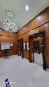 碧瑶MNK Condo Transient - Albergo Residences的大房间设有吊灯和拥有圣诞装饰的门