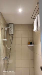 碧瑶MNK Condo Transient - Albergo Residences的带淋浴喷头的浴室