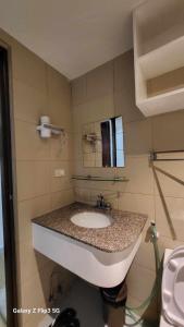 碧瑶MNK Condo Transient - Albergo Residences的一间带水槽和镜子的浴室