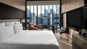 新加坡InterContinental Singapore Robertson Quay, an IHG Hotel的酒店客房设有一张床和一个大窗户