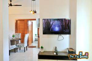 诺伊达The Taj Studios-2Bhk Flat in North Eye Stay with Friend & Family的客厅设有壁挂式平面电视。