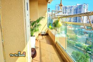 诺伊达The Taj Studios-2Bhk Flat in North Eye Stay with Friend & Family的市景公寓阳台