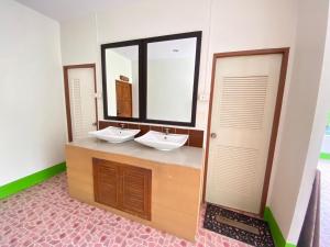 涛岛Lotus Hostel Beach Koh Tao的一间带两个盥洗盆和大镜子的浴室