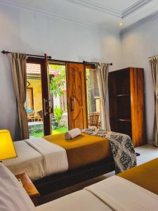 蓝梦岛霍吉塔民宿的一间卧室设有两张床和窗户。