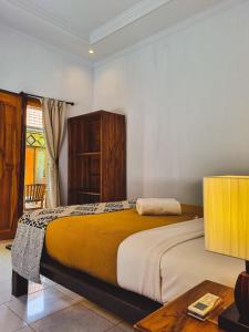 蓝梦岛霍吉塔民宿的一间卧室配有两张床和一张带台灯的桌子