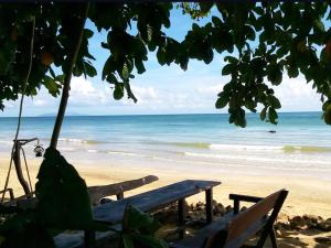 俊穆岛Room in Bungalow - Breathtaking Cottage of Koh Pu的海滩上的长凳,享有海景