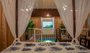 瓦加托Swimup - Suites with private pool , Vagator的一间卧室设有一张床和一个窗口