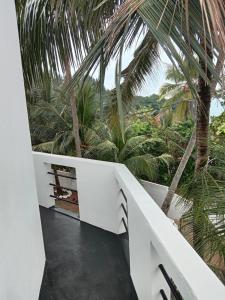 马特勒Absolute Breeze by cherins的棕榈树房屋的阳台享有风景。