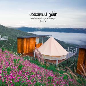 Ban Huai Hanชิวชิวแคมป์ ภูชี้ฟ้า的山顶上带粉红色花朵的帐篷