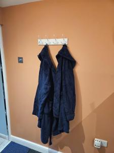 TrowellPalm View的挂在墙上架子上的一双夹克