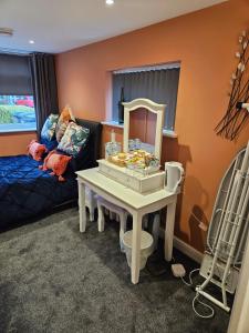 TrowellPalm View的客房设有带镜子的梳妆台和沙发。