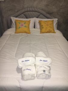 梭桃邑Sea Skyline family的床上铺有白色毛巾的床
