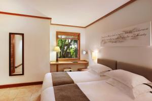 贝隆布尔传承阿瓦利及水疗度假村的酒店客房,设有两张床和镜子