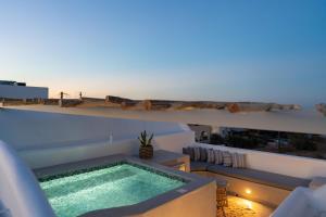莫诺利索斯Aegean Diamonds Luxury Suites的屋顶上的游泳池