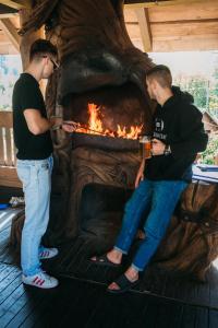 VizhenkaBRB Park Hotel的两个男人站在壁炉前