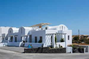 莫诺利索斯Aegean Diamonds Luxury Suites的一座白色的大建筑,有很多窗户