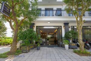 YenMaihomes Hotel Vĩnh Yên Vĩnh Phúc的建筑前有树木的建筑