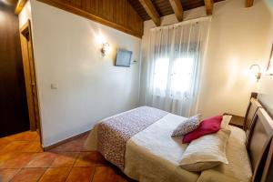 奥尼斯Apartamentos El Pedrayu的一间小卧室,配有床和窗户