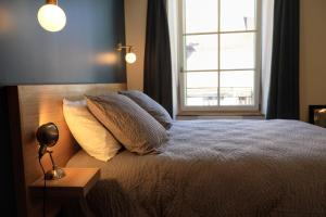 Monestier-de-ClermontLes 7 Frères的卧室配有带枕头的床铺和窗户。