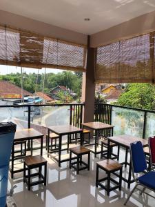 KalibendoL'JAVAS VILLAS的餐厅设有桌椅和大窗户。