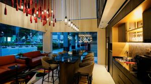 新加坡ST Signature Bugis Middle的餐厅设有酒吧,配有桌椅