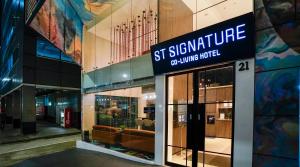 新加坡ST Signature Bugis Middle的家具商店标志的建筑物