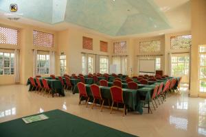 MasindiKabalega Resort - Masindi的会议室里设有椅子和屏幕