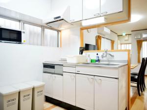 那霸Mcity in Maejima - Vacation STAY 54941v的厨房配有白色橱柜和水槽