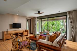 查龙Noku Phuket的客厅配有沙发和桌子