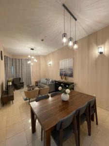 迪拜Marbella Grand Holiday Homes - Al Nahda 1的客厅配有桌子和沙发