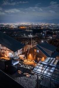 南阿尔卑斯市おそとのてらす　南アルプス的享有城市的夜间美景,设有太阳能电池板