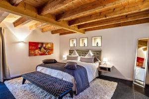 巴登-巴登Rebenhaus Loft的一间卧室设有一张大床和木制天花板