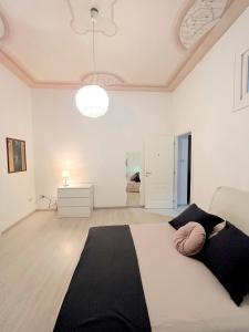 卡塔尼亚Deodato Guest House的一间白色客房内配有一张大床的卧室