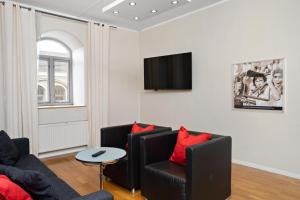 赫尔辛堡Stadsparken Apartments的客厅配有沙发和桌子